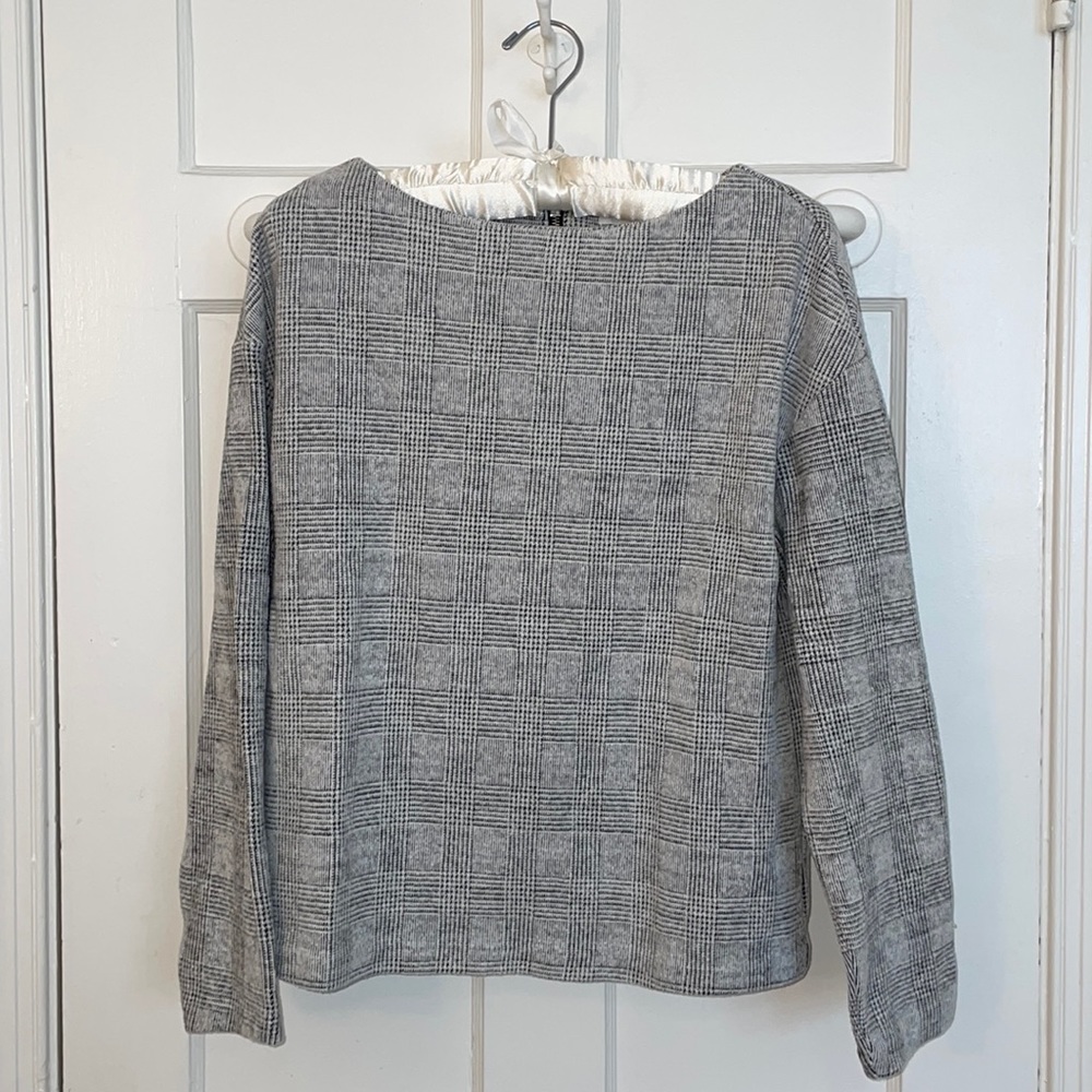 H&M grey houndstooth/checkered sweater. Size XS.